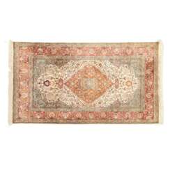 Orientteppich aus Kaschmirseide. 20. Jahrhundert, ca. 180x117 cm.