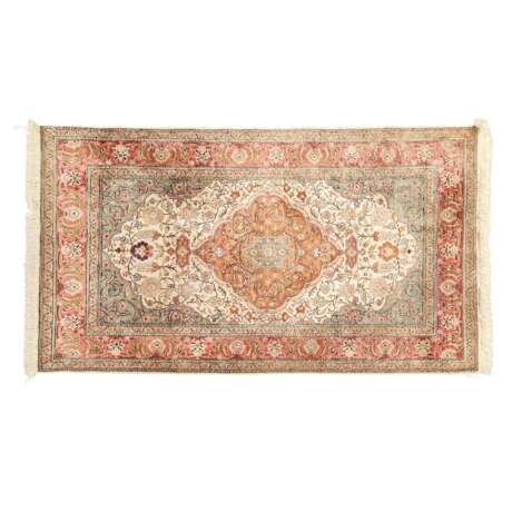 Orientteppich aus Kaschmirseide. 20. Jahrhundert, ca. 180x117 cm. - Foto 1