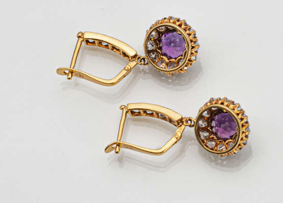 Ohrringe mit Amethysten und Diamanten - photo 2