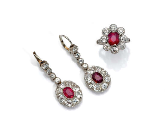 Paar Ohrringe und Ring mit Rubinen und Diamanten - Foto 1