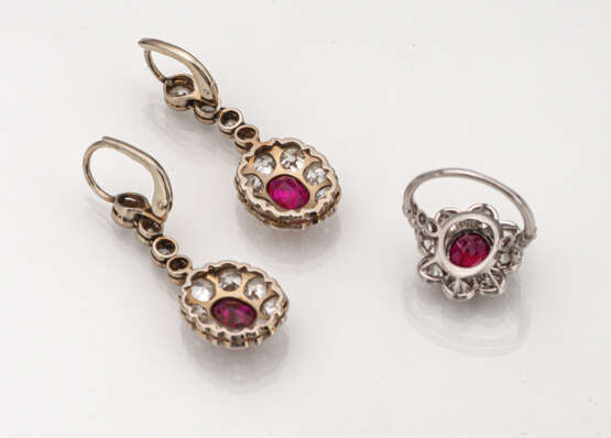 Paar Ohrringe und Ring mit Rubinen und Diamanten - Foto 2