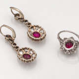Paar Ohrringe und Ring mit Rubinen und Diamanten - photo 2