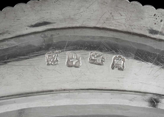 Georg II Tablett mit Muschelhenkeln - Foto 4
