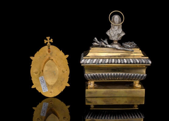 Reliquien-Gefäß in Form eines Sarkophags und Reliquienmedaillon - фото 2