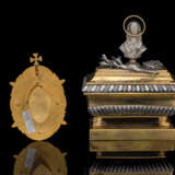 Reliquien-Gefäß in Form eines Sarkophags und Reliquienmedaillon - Foto 2