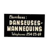 Werbetafel "Cherchons: DANSEUSES - MANNEQUINS, Téléphonez 254-23-69. 1960er Jahre, - photo 1