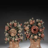 Zwei Zierstücke in Form von Blumenkörben - photo 1