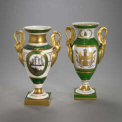 Zwei Vasen im Empire-Stil