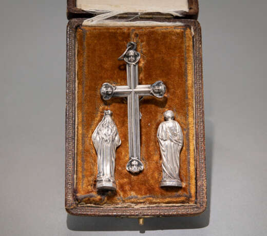 Drei Heiligenfigürchen im Etui - photo 4