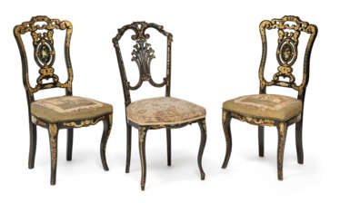 Drei Stühle mit Malerei