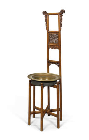 AN IMPORTANT AND RARE HUANGHUALI TOWEL RACK AND WASHBASIN, MIANPENJIA - Foto 4