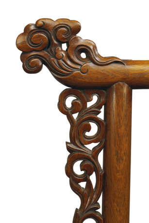 AN IMPORTANT AND RARE HUANGHUALI TOWEL RACK AND WASHBASIN, MIANPENJIA - photo 5