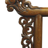 AN IMPORTANT AND RARE HUANGHUALI TOWEL RACK AND WASHBASIN, MIANPENJIA - photo 5