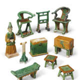 A GROUP OF 45 GREEN AND AMBER-GLAZED POTTERY FIGURES AND MODELS OF FURNITURE - Foto 1
