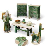 A GROUP OF 45 GREEN AND AMBER-GLAZED POTTERY FIGURES AND MODELS OF FURNITURE - Foto 2