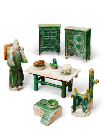 A GROUP OF 45 GREEN AND AMBER-GLAZED POTTERY FIGURES AND MODELS OF FURNITURE - Foto 2