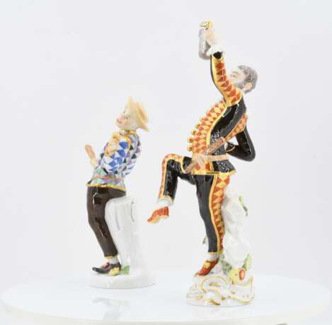 Harlequin with jug and Harlequin with slapstick from the Commedia dell'Arte - Foto 3