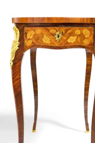 A lady's bureau with floral marquetry Louis XV - фото 2