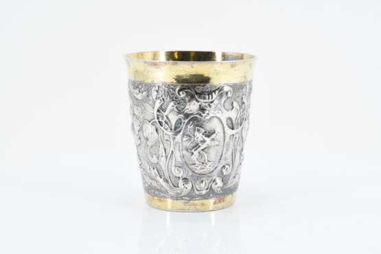 Small beaker with coat of arms cartouches and tendrils - фото 2