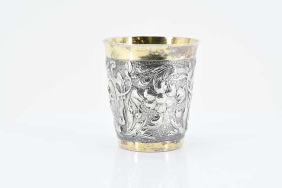 Small beaker with coat of arms cartouches and tendrils - photo 3