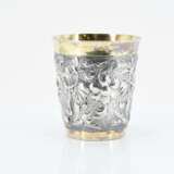 Small beaker with coat of arms cartouches and tendrils - фото 3