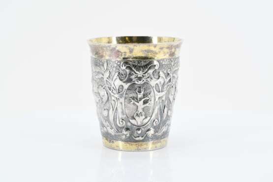 Small beaker with coat of arms cartouches and tendrils - Foto 4