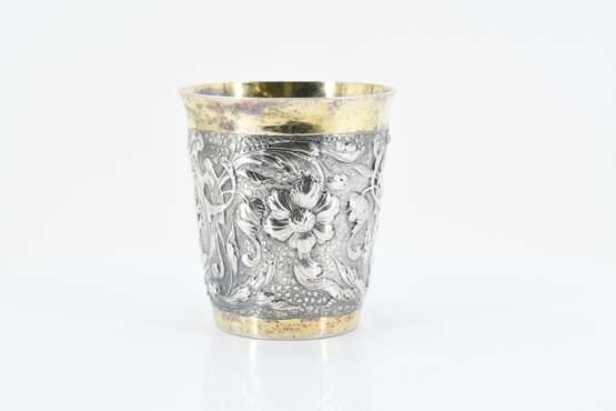 Small beaker with coat of arms cartouches and tendrils - photo 5