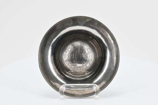Small bowl with engraved coat of arms - фото 3