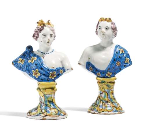 Small bust of man and woman in antique robes - фото 1