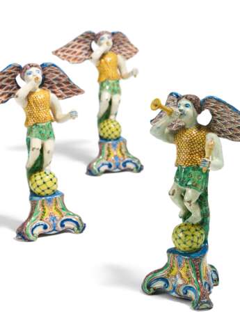 Sequence of three angels als allegories of victory - Foto 1