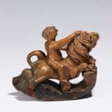 Small putto riding on lion - фото 2