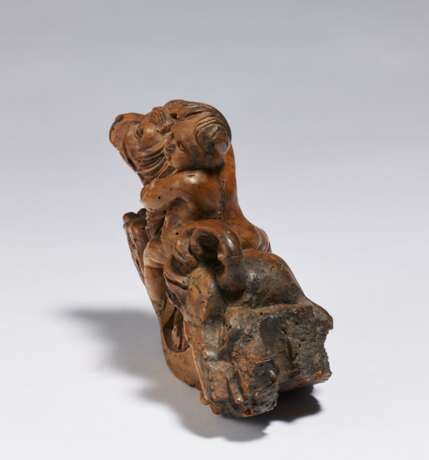 Small putto riding on lion - photo 3