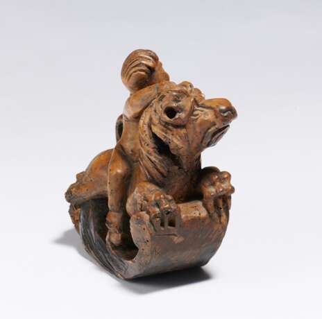 Small putto riding on lion - photo 4
