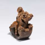Small putto riding on lion - photo 4