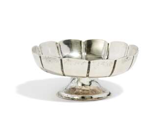 Footed sugar bowl with curved rim