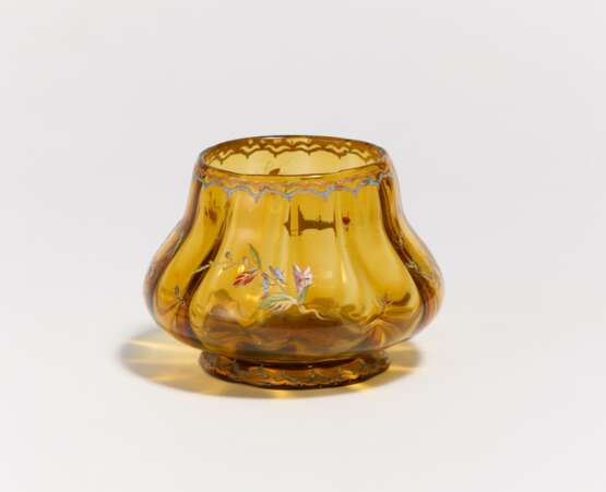 Small vase with insects and floral decor - photo 2