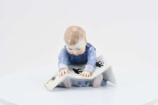 Child with picture book - photo 2