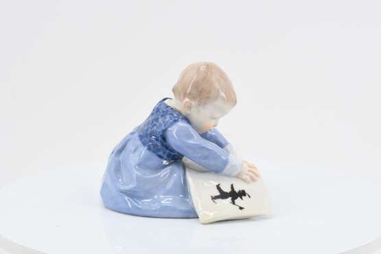Child with picture book - photo 5