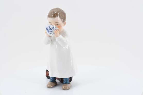 Child drinking from a 'Zwiebelmuster' cup - Foto 3
