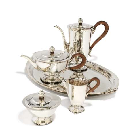 Five piece coffee and tea set with martellé surface - Foto 1
