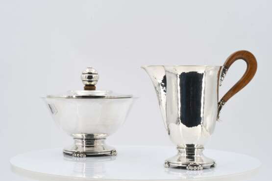 Five piece coffee and tea set with martellé surface - Foto 9