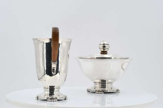 Five piece coffee and tea set with martellé surface - Foto 10