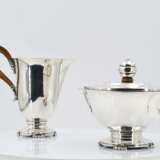 Five piece coffee and tea set with martellé surface - Foto 11