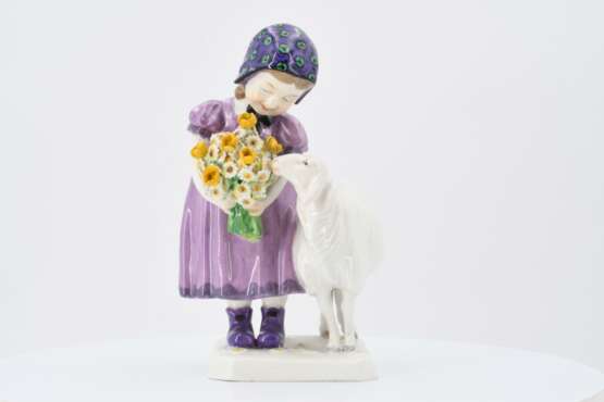 Girl with sheep - Foto 2