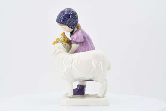 Girl with sheep - Foto 3