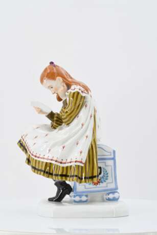 Reading girl on trunk - photo 3