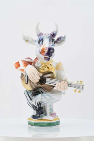 Guitar player with bull mask - фото 2