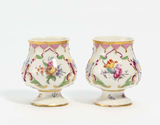 Pair of vases with floral decor - Foto 1