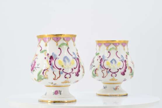 Pair of vases with floral decor - фото 3