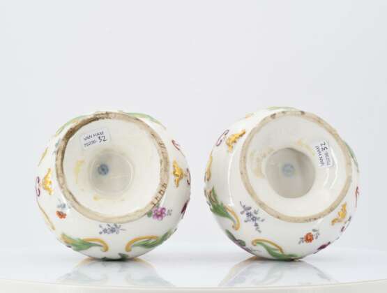Pair of vases with floral decor - Foto 6